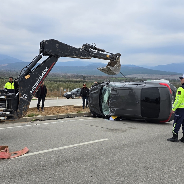 Hatay'da üç aracın karıştığı kazada 2 kişi yaralandı