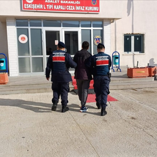 Eskişehir'de internet üzerinden uyuşturucu sattığı öne sürülen şüpheli tutu...