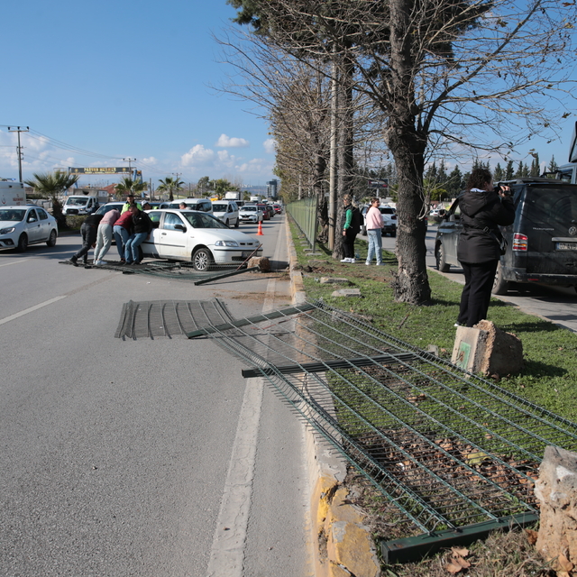 Antalya'da zincirleme trafik kazasında 2 kişi yaralandı