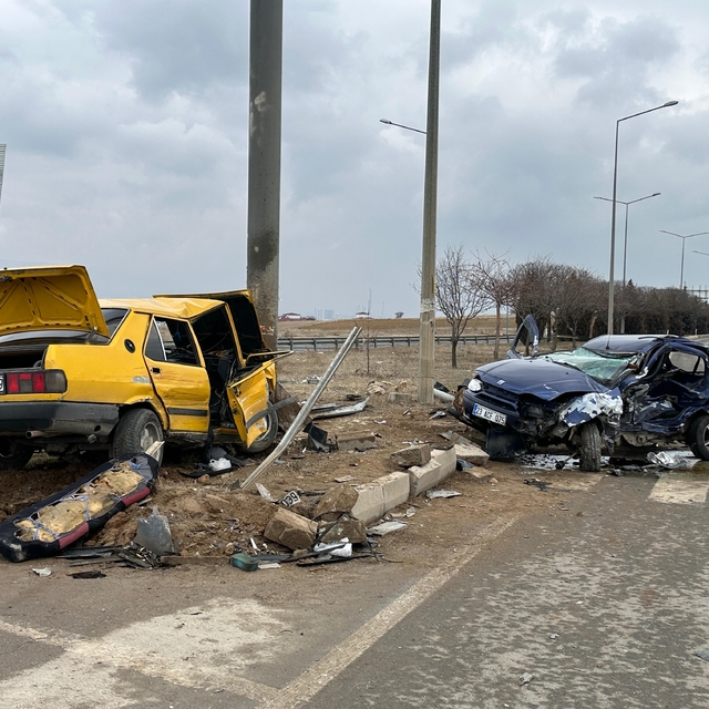 Elazığ'da 3 aracın karıştığı kaza; 1'i ağır, 3 yaralı