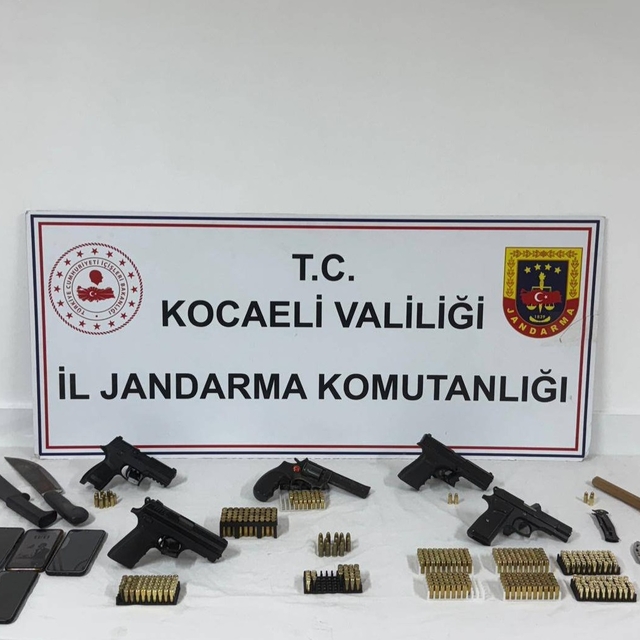 Kocaeli merkezli silah kaçakçılığı operasyonunda yakalanan 5 zanlı tutuklan...