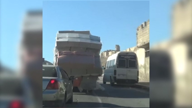 Şanlıurfa'da kamyonetten düşen süngerlerin yola saçılması kamerada