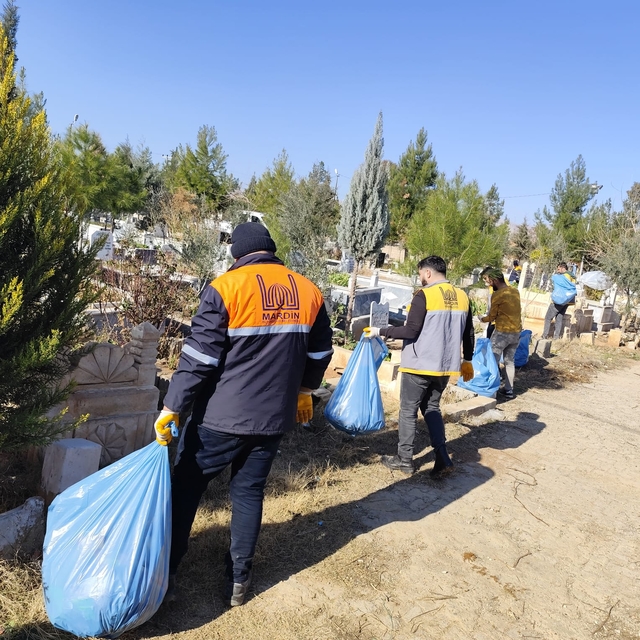 Mardin'de mezarlıklarda temizlik ve çevre düzenleme çalışması yapıldı