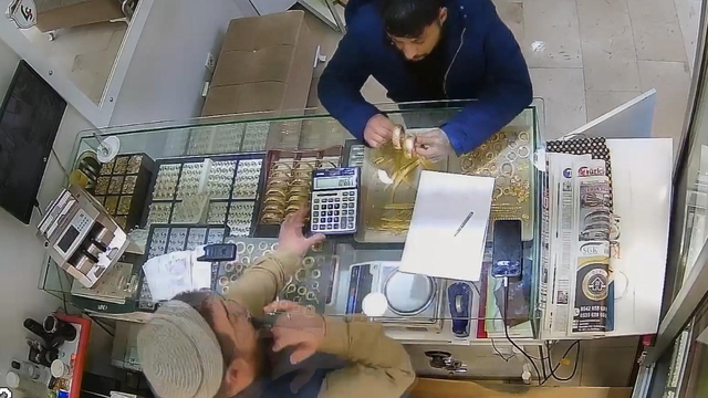 Müşteri gibi girdiği kuyumcudan 2 bileziği alıp kaçan şüpheli, tutuklandı