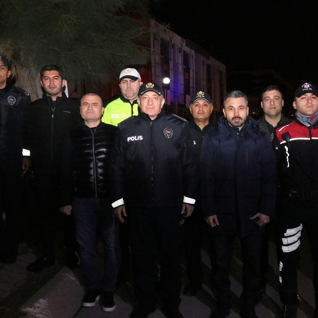İzmir polisinden eş zamanlı "asayiş ve dar alan uygulaması"