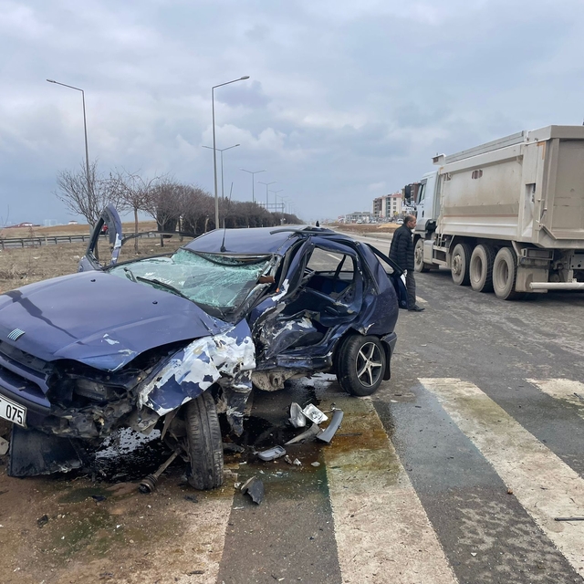 Elazığ'da üç otomobilin karıştığı kazada, 3 kişi yaralandı