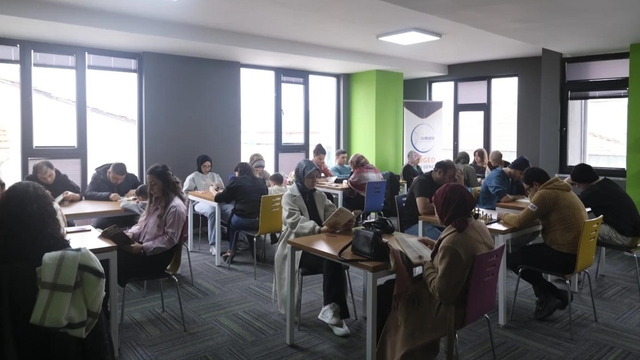 Yozgat'ta kitap okuyan gençlere çay ve çiğ köfte dağıtıldı