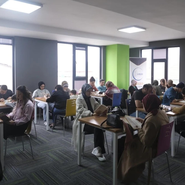 Yozgat'ta kitap okuyan gençlere çay ve çiğ köfte dağıtıldı