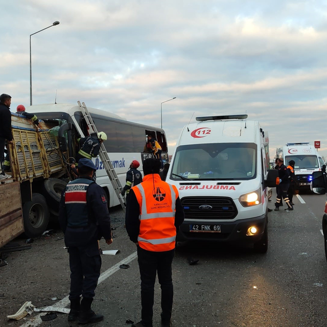 Yolcu otobüsü, park halindeki kamyona çarptı: 3 ölü, 33 yaralı