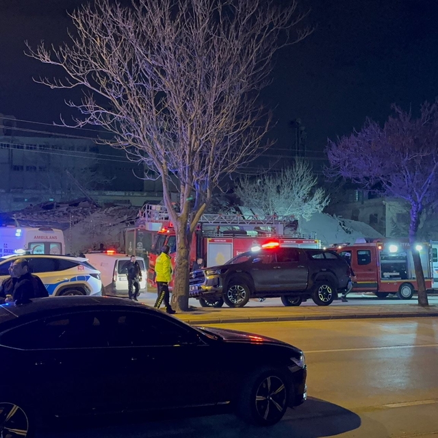 Konya'da 3 katlı bina çöktü