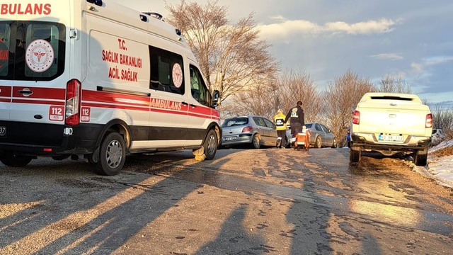Kontrolden çıkan hafif ticari araç, uçuruma düştü: 1 ölü, 2 yaralı