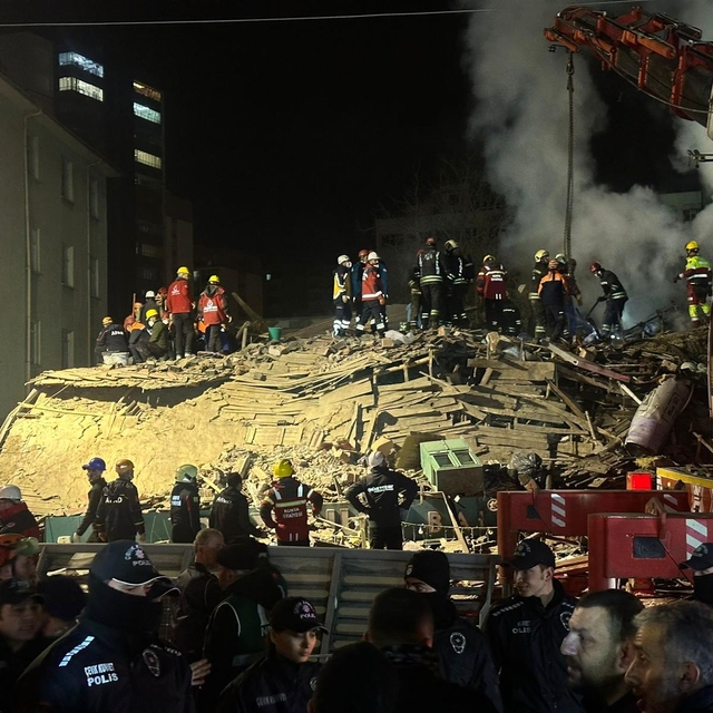 GÜNCELLEME 2 - Konya'da 3 katlı bina çöktü