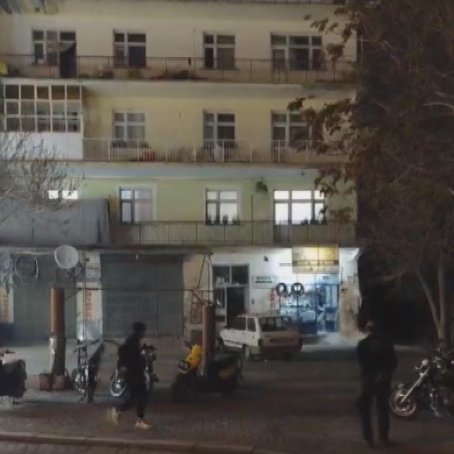 Konya'da 4 katlı bina çöktü: Enkazda mahsur kalanlar için ekipler çalışma b...