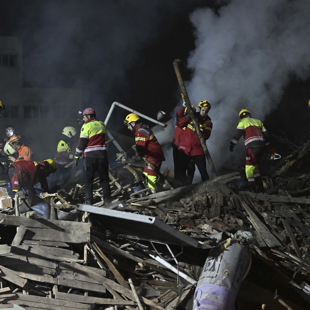 GÜNCELLEME 3 - Konya'da 3 katlı bina çöktü
