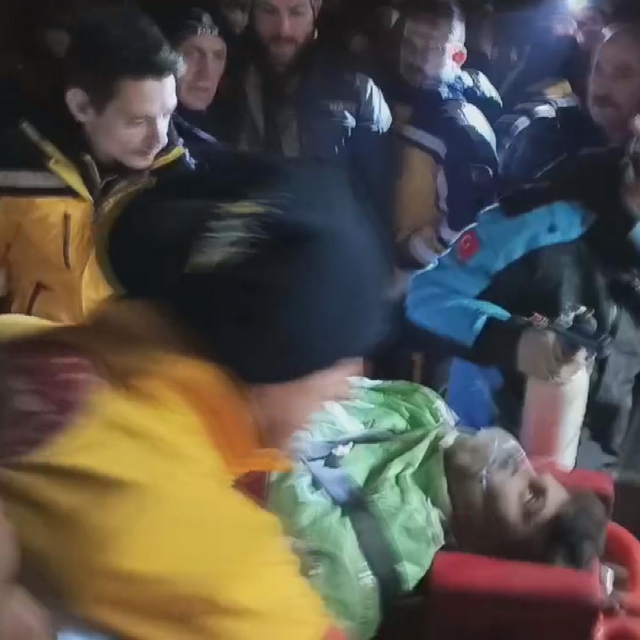 Konya'da 4 katlı bina çöktü: Enkazda mahsur kalanlar için ekipler çalışma b...