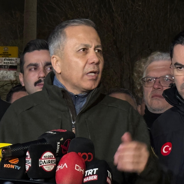 Konya'da 4 katlı bina çöktü: Enkazdan 2 kişi kurtarıldı, 3 kişiye ulaşılmay...