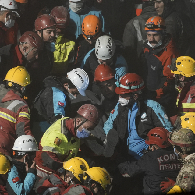 Konya'da çöken binanın enkazından üçüncü kişi de sağ olarak çıkarıldı