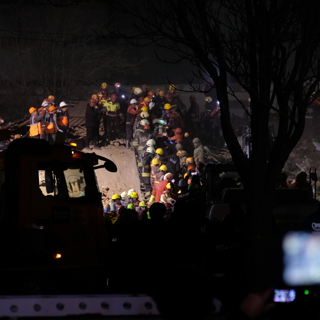 Konya'da 4 katlı bina çöktü: Enkazdan 3 kişi kurtarıldı, 2 kişiye ulaşılmay...