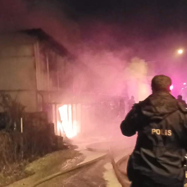 Bursa'da oto galerisinin park alanındaki yangında 13 araç hasar gördü