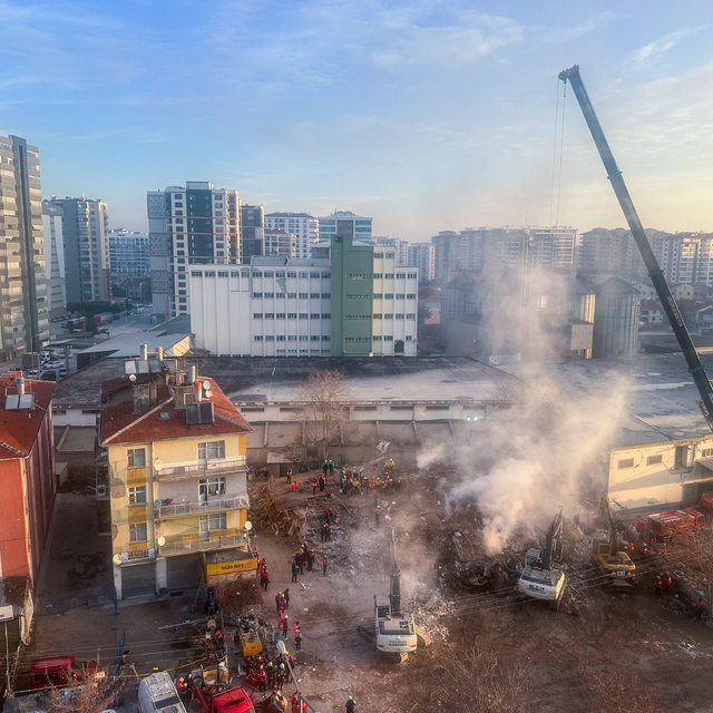 Konya'da çöken binanın enkazındaki arama kurtarma faaliyetleri sürüyor