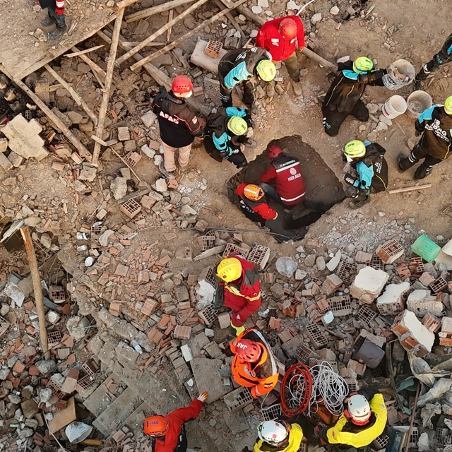 Konya'da çöken 4 katlı binanın enkazında 2 kişi aranıyor; 4 gözaltı