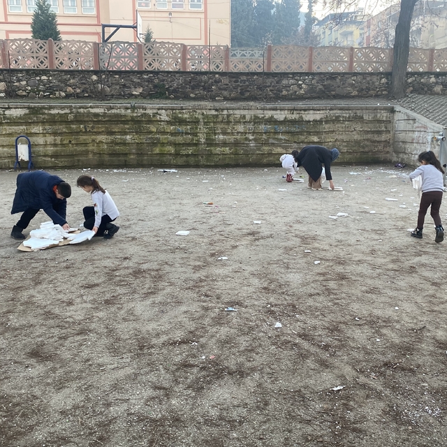 Alaşehir'de minik eller parktaki çöpleri temizledi