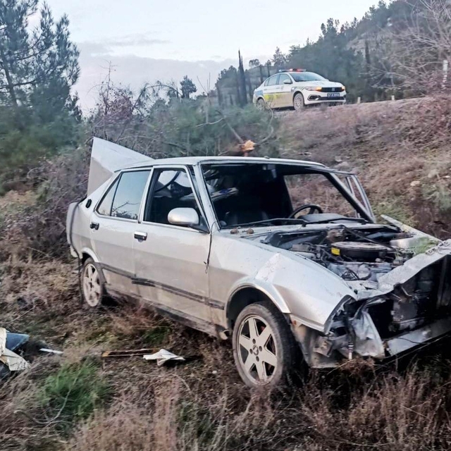 Sinop'ta devrilen otomobildeki 2 kişi yaralandı