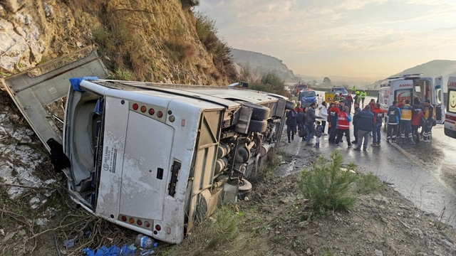 Aydın'da devrilen tur midibüsündeki 23 kişi yaralandı