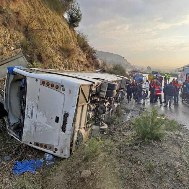 Aydın'da devrilen tur midibüsündeki 23 kişi yaralandı