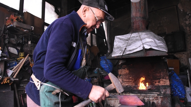 Duran usta, ekmeğini yıllardır kızgın demire çekiç vurarak kazanıyor