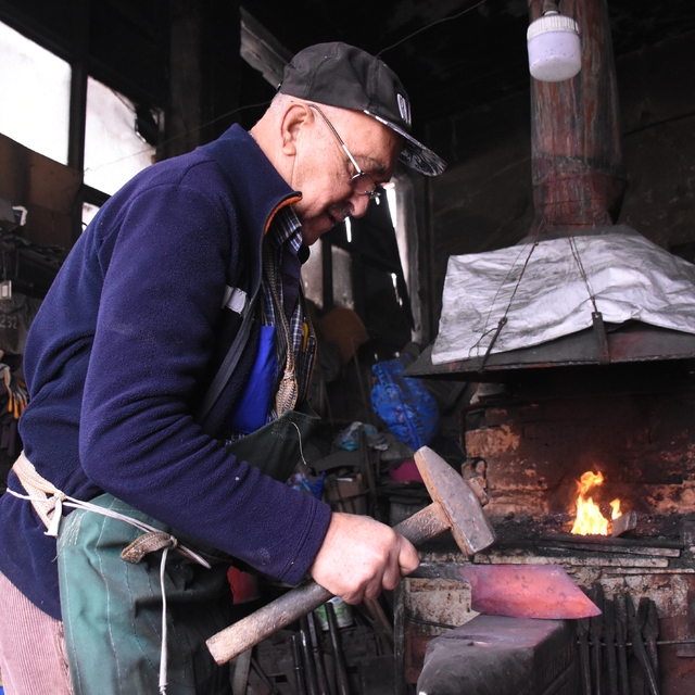 Duran usta, ekmeğini yıllardır kızgın demire çekiç vurarak kazanıyor