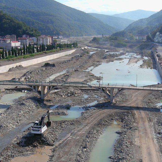 Sinop'ta DSİ selden etkilenen ırmaklardan 5 milyon metreküp malzeme tahliye...