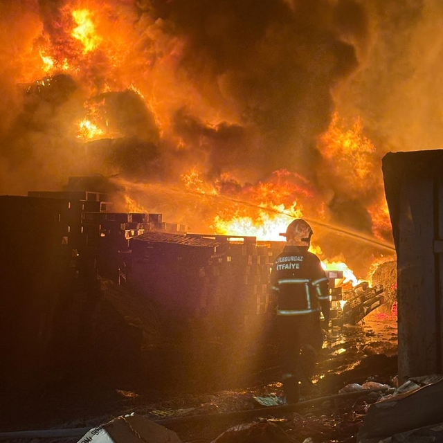 Kırklareli'nde hurda deposunda çıkan yangın söndürüldü