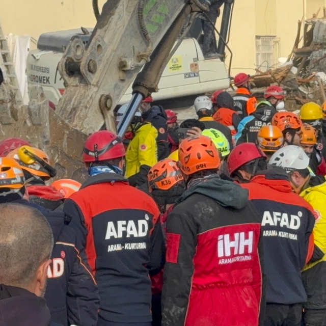 Konya'da çöken 4 katlı binanın enkazında 1 kişi öldü, 1 kişi aranıyor; 4 gö...