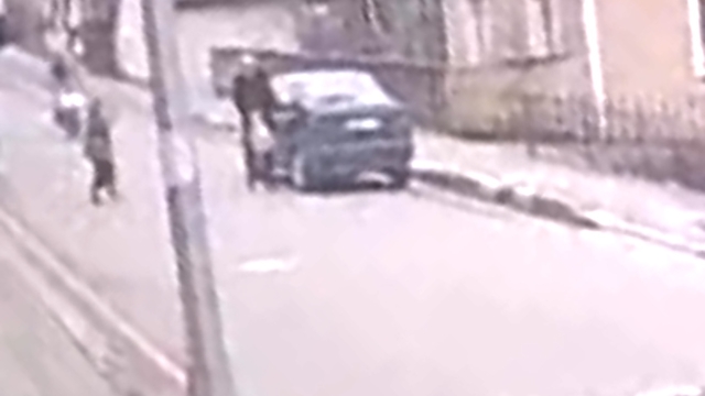 Motosikletin yayaya çarptığı kaza kamerada