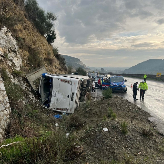 Festivale gidenleri taşıyan tur midibüsü devrildi; 23 yaralı