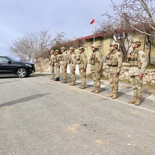 Siirt Valisi Kızılkaya, İğneli Jandarma Karakol Komutanlığını ziyaret etti