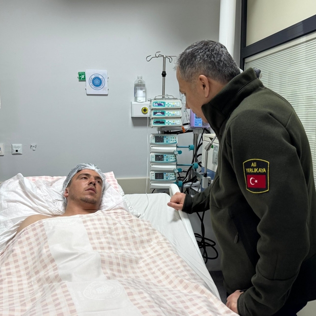 Bakan Yerlikaya, Konya'da çöken bina enkazından kurtarılan yaralıları hasta...