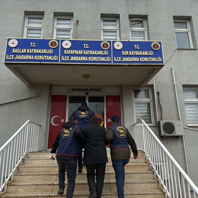 Diyarbakır'da 2 firari hükümlü ve aranan şüpheli yakalandı