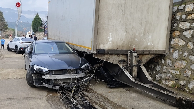 Karabük'te kamyondan ayrılan römork park halindeki 2 otomobile çarptı