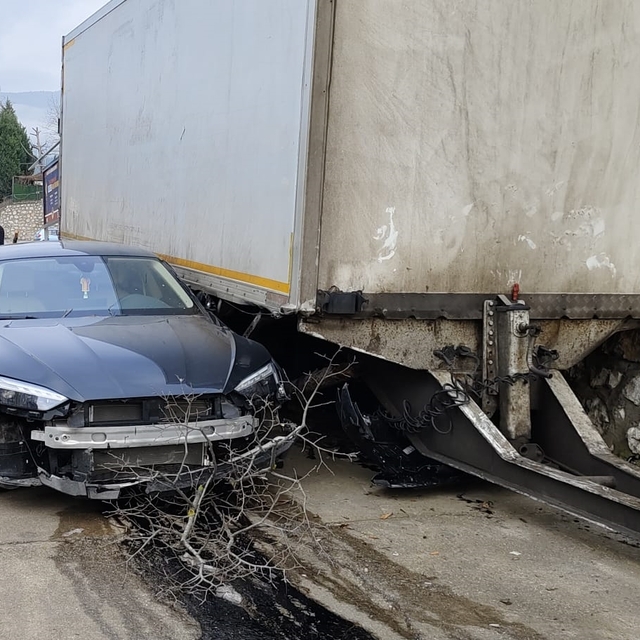 Karabük'te kamyondan ayrılan römork park halindeki 2 otomobile çarptı