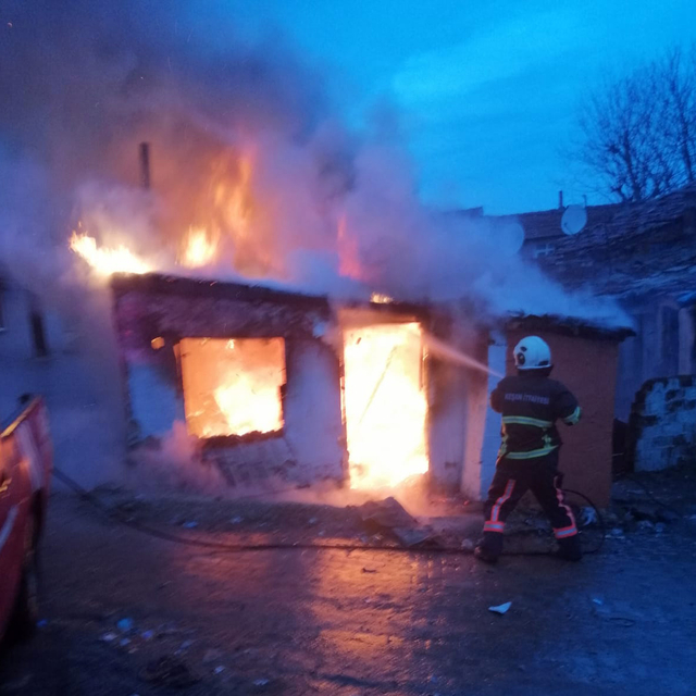 Devrilen kömür sobasından çıkan yangında ev alev alev yandı