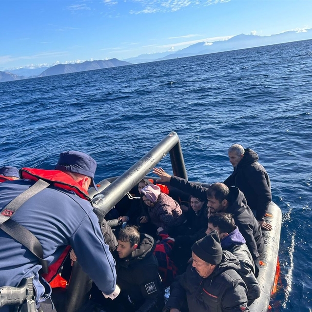 Muğla açıklarında 51 düzensiz göçmen kurtarıldı