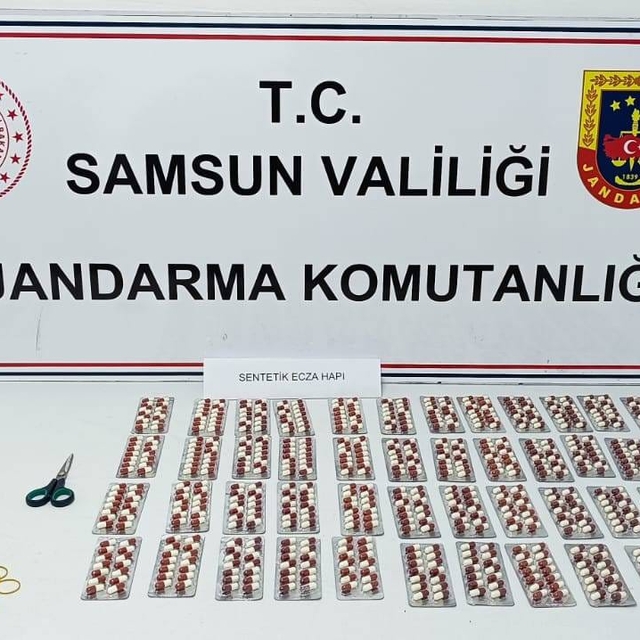 Samsun'da 4 bin 555 sentetik ecza hapı ele geçirildi