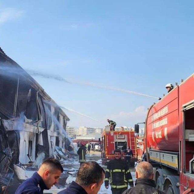 Hatay'da işçilerin kaldığı konteynerlerde çıkan yangın söndürüldü