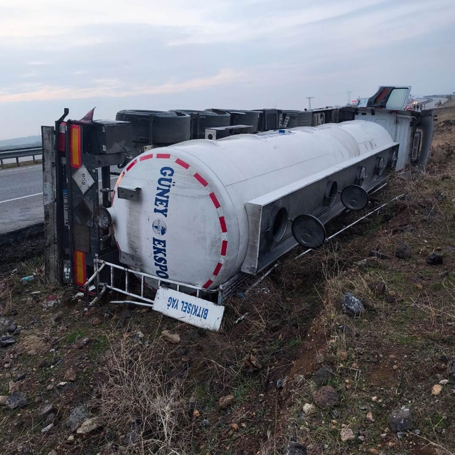 İslahiye'de devrilen tankerin sürücüsü yaralandı