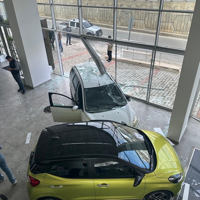 Alanya'da kamyonetle çarpışan otomobil iş yerine girdi