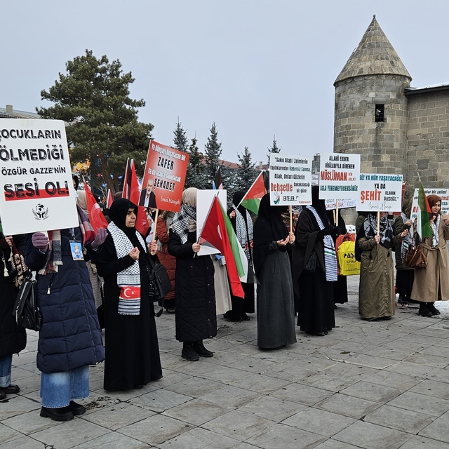 Erzurum'da sağlık çalışanları Gazze için "sessiz yürüyüş" yaptı