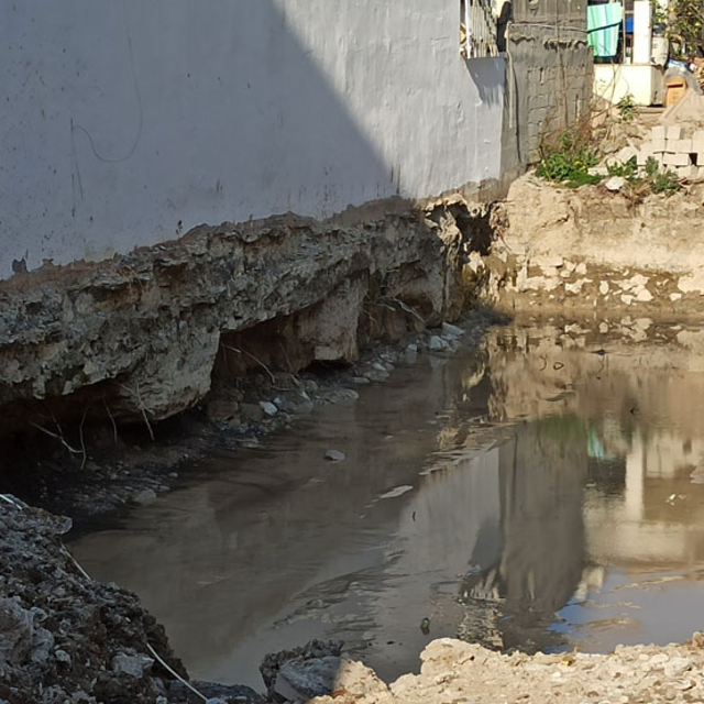 İskenderun'da kazı çalışması sırasında temeli hasar gören bina boşaltıldı