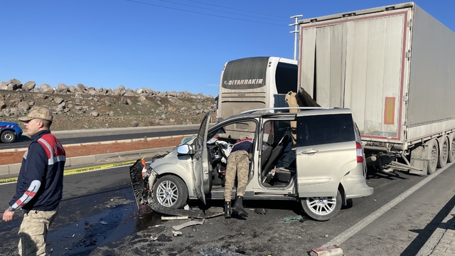 Şanlıurfa'da hafif ticari araç ile TIR çarpıştı: 1 ölü, 1 yaralı